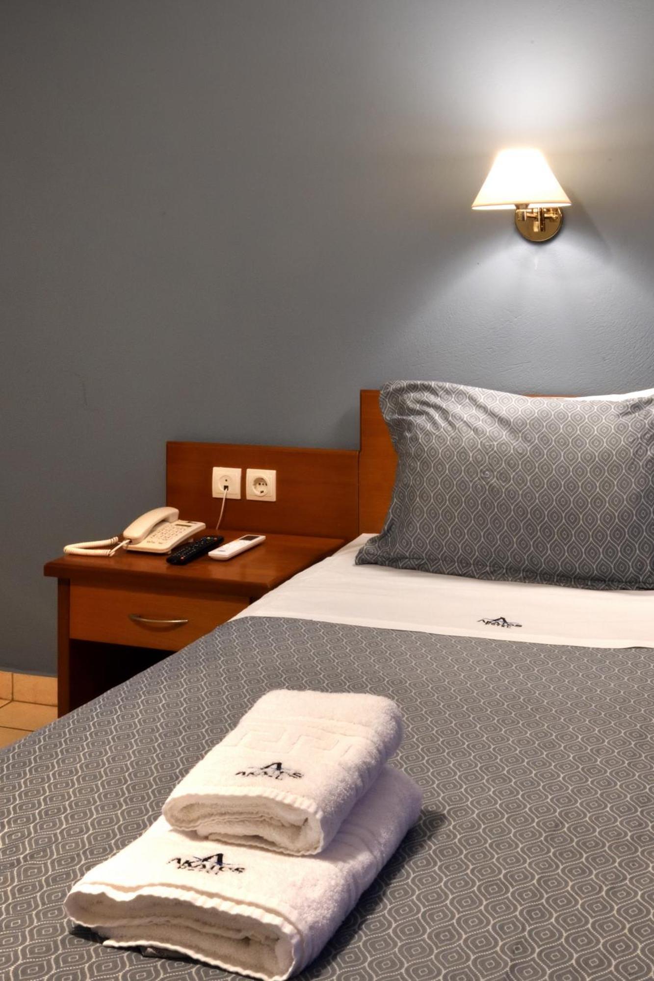 Akatos Hotel Agia Marina Dış mekan fotoğraf